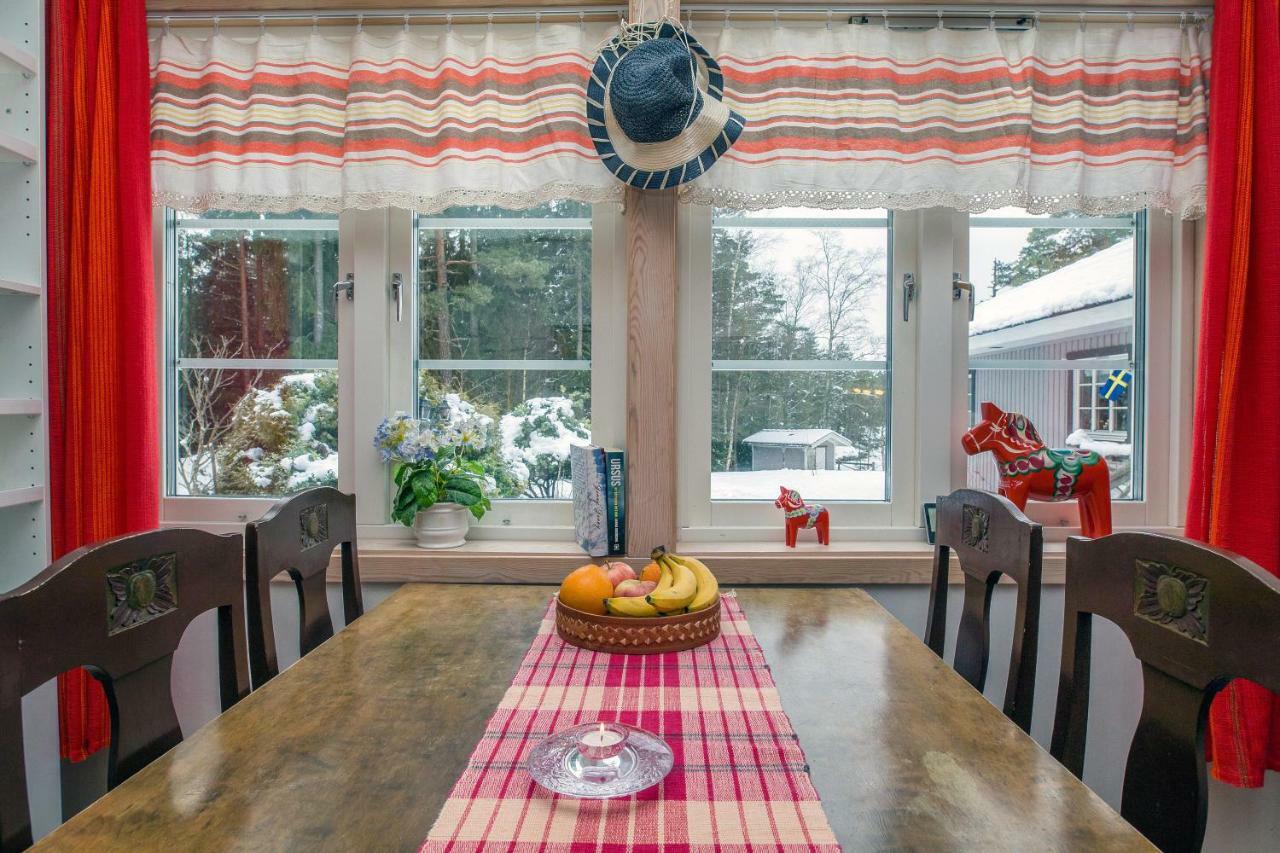 Comfortable Cottage At Scenic Lake Landvetter Buitenkant foto