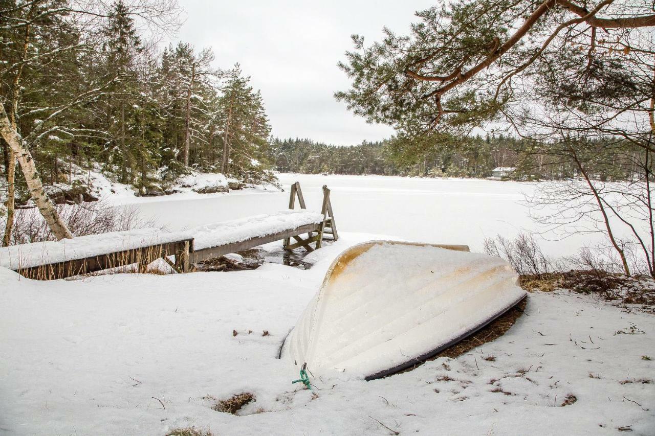 Comfortable Cottage At Scenic Lake Landvetter Buitenkant foto