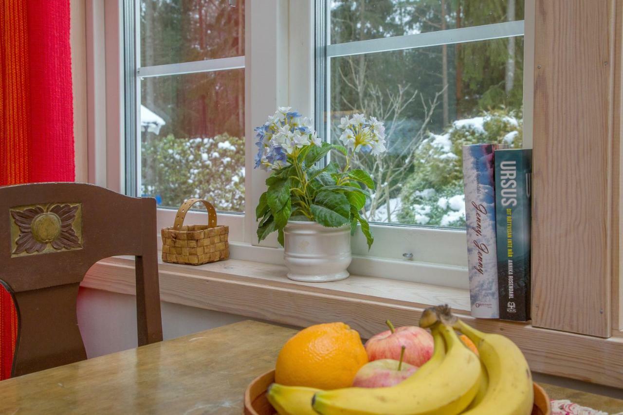 Comfortable Cottage At Scenic Lake Landvetter Buitenkant foto