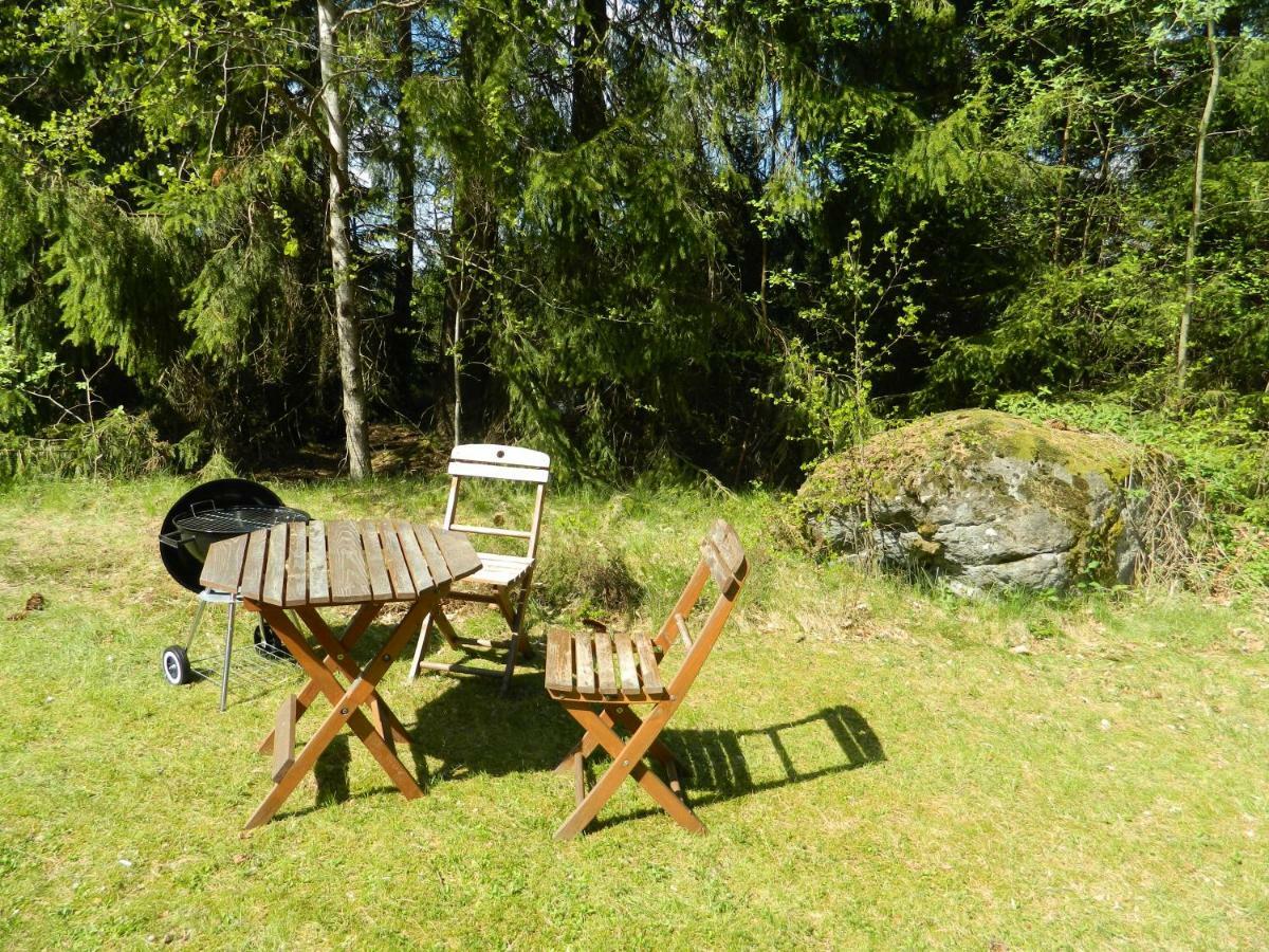 Comfortable Cottage At Scenic Lake Landvetter Buitenkant foto